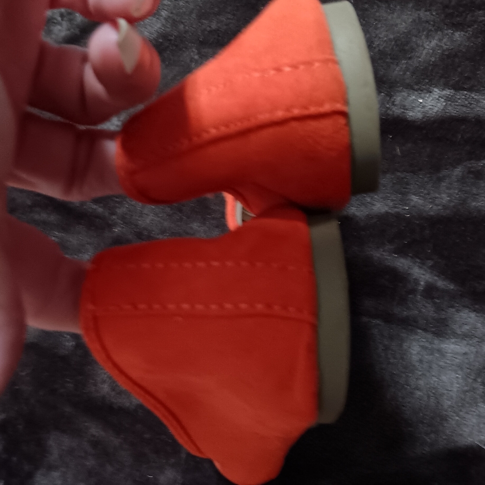 OS, Orange flats. - Picture 2 of 5